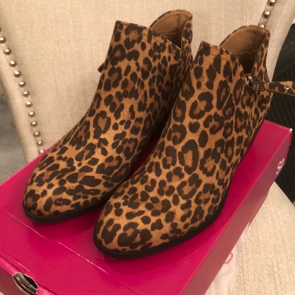 Fun leopard style low cut boots